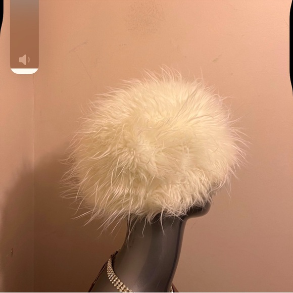 LE CHATEAU | White faux fur fuzzy elegant fall winter warm hat - Picture 2 of 10